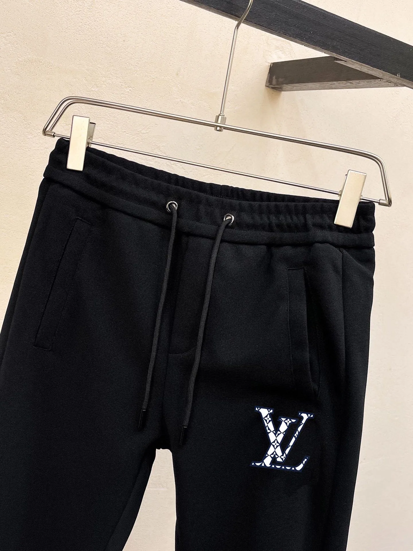 🅿️460 brand [LV Louis Vuitton] (velvet and thickened) 2025 autumn and winter new products, celebrities’ favorite fashion-flavored casual suits, clean and neat tailoring, full of urban style. Made of high-quality customized fabrics, the inner warmth is excellent, the hand feels soft and dry, and the upper body effect is crisp and stylish. The three-dimensional cutting process and the pattern are all of high standards, and the silhouette version has the right benefits! It is not tight at all, and you feel good when you wear it. So many top-quality raw materials create high-end products with unparalleled value. It is the first choice for high-end fashion people. (Size: M-4XL can wear up to 200 pounds)